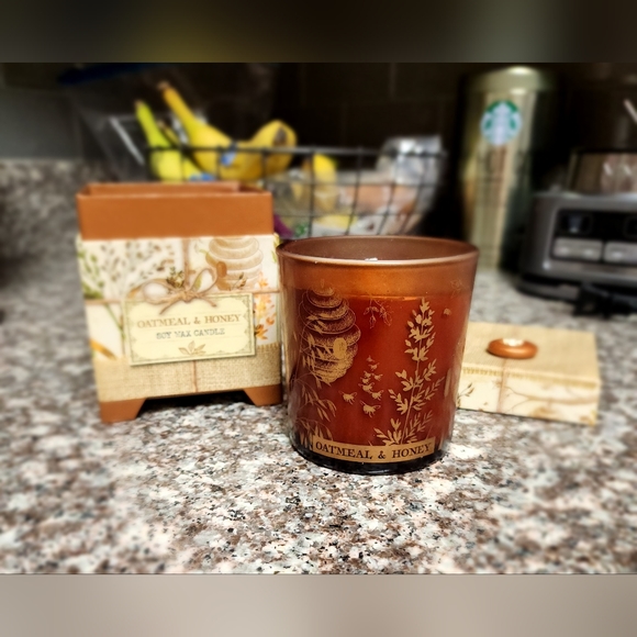 NIB Michel Design Works Gift Boxed Oatmeal and Honey Soy Wax Candle - Picture 2 of 3